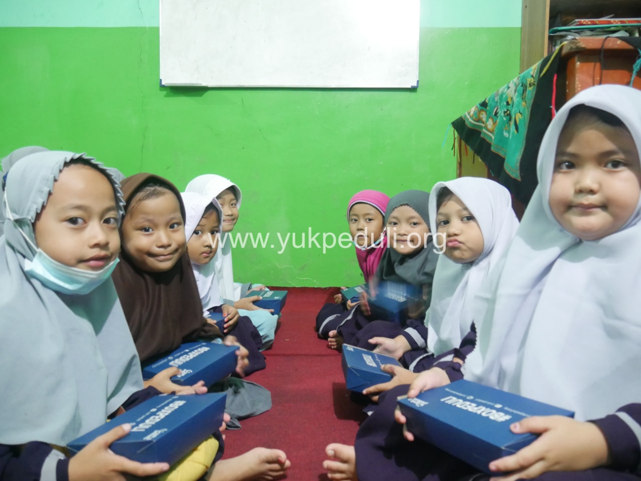 50 Santri Di Rumah Tahfidz Ummu Yatama Garut Terima Program Box Peduli