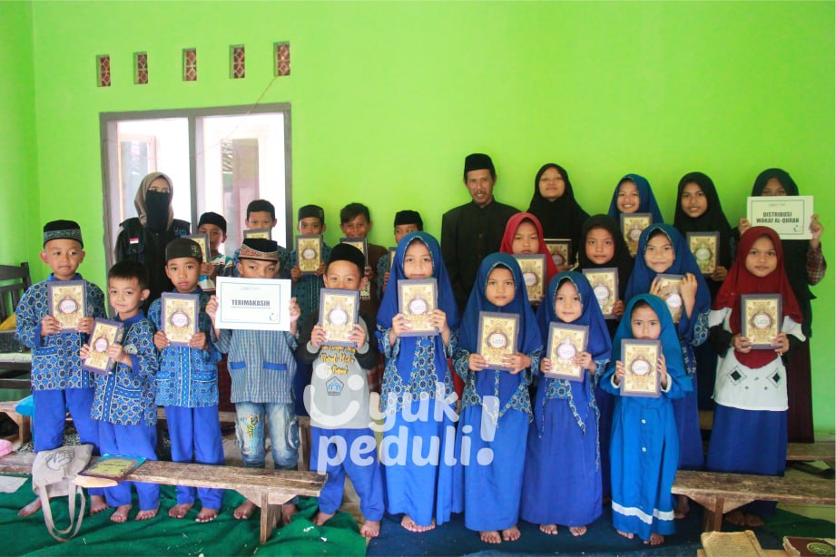 Antusiasme Santri Madrasah Nurul Huda Mendapat Quran Baru dari Donatur  Yuk Peduli